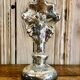 Ancien crucifix christ en croix rayonnant statuette verre églomisé mercurisé XIX