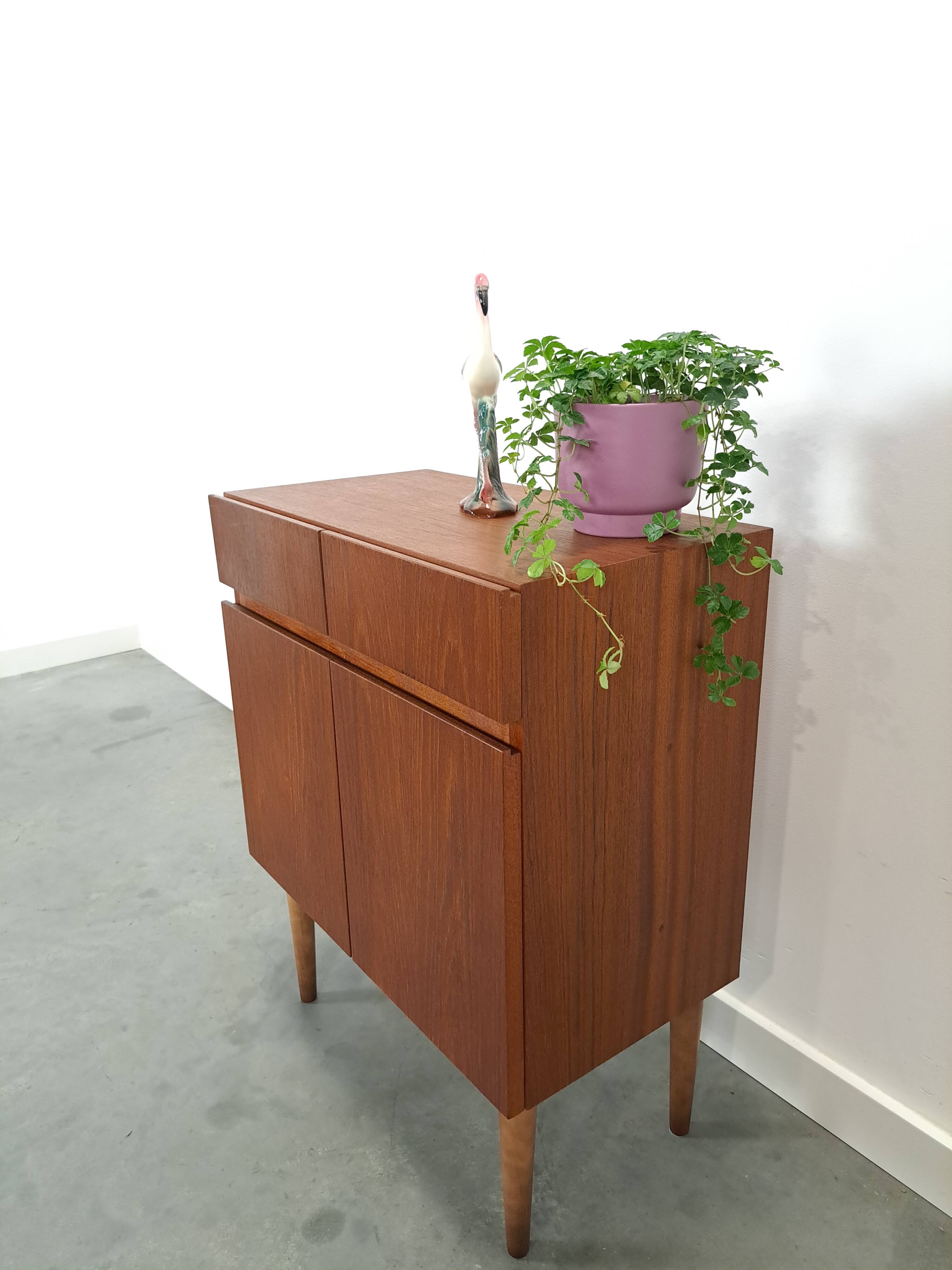 Teak fineer kastje met lades, nr. 2