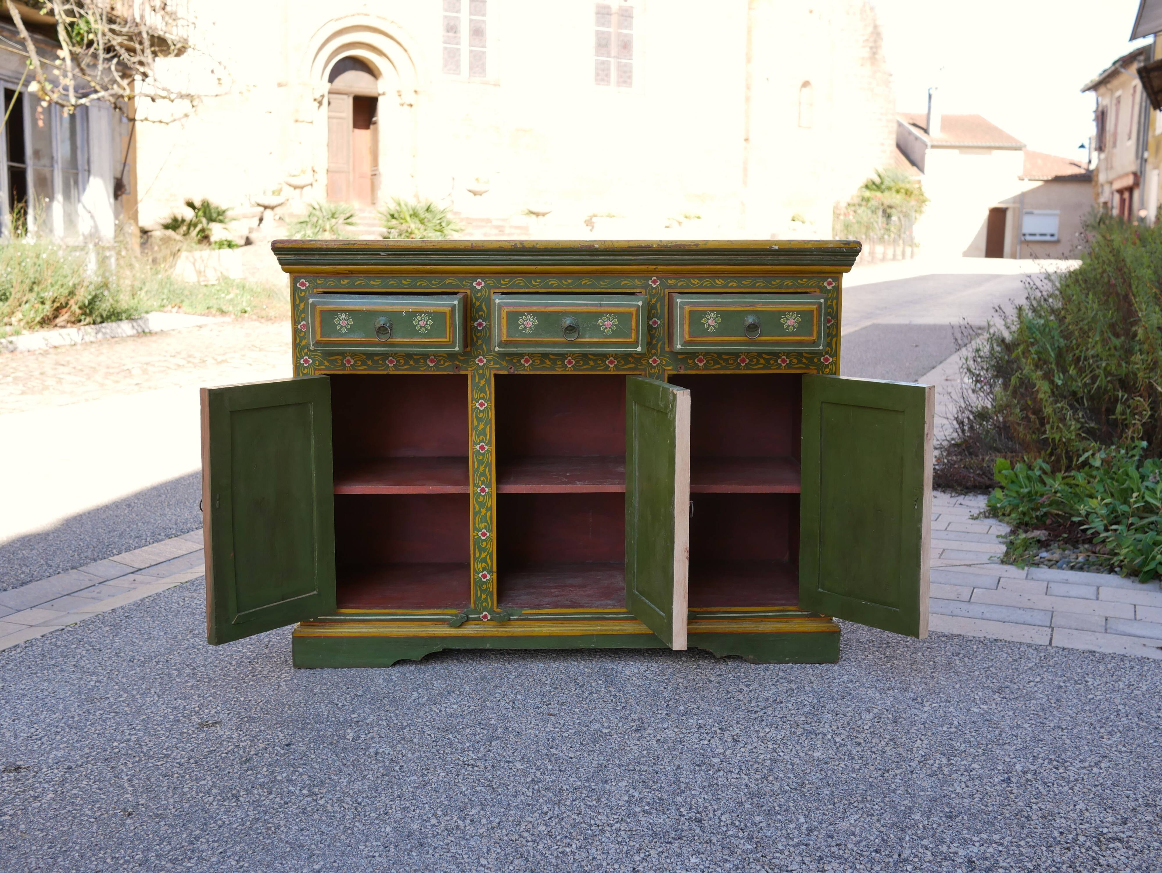 Buffet vintage peint à la main