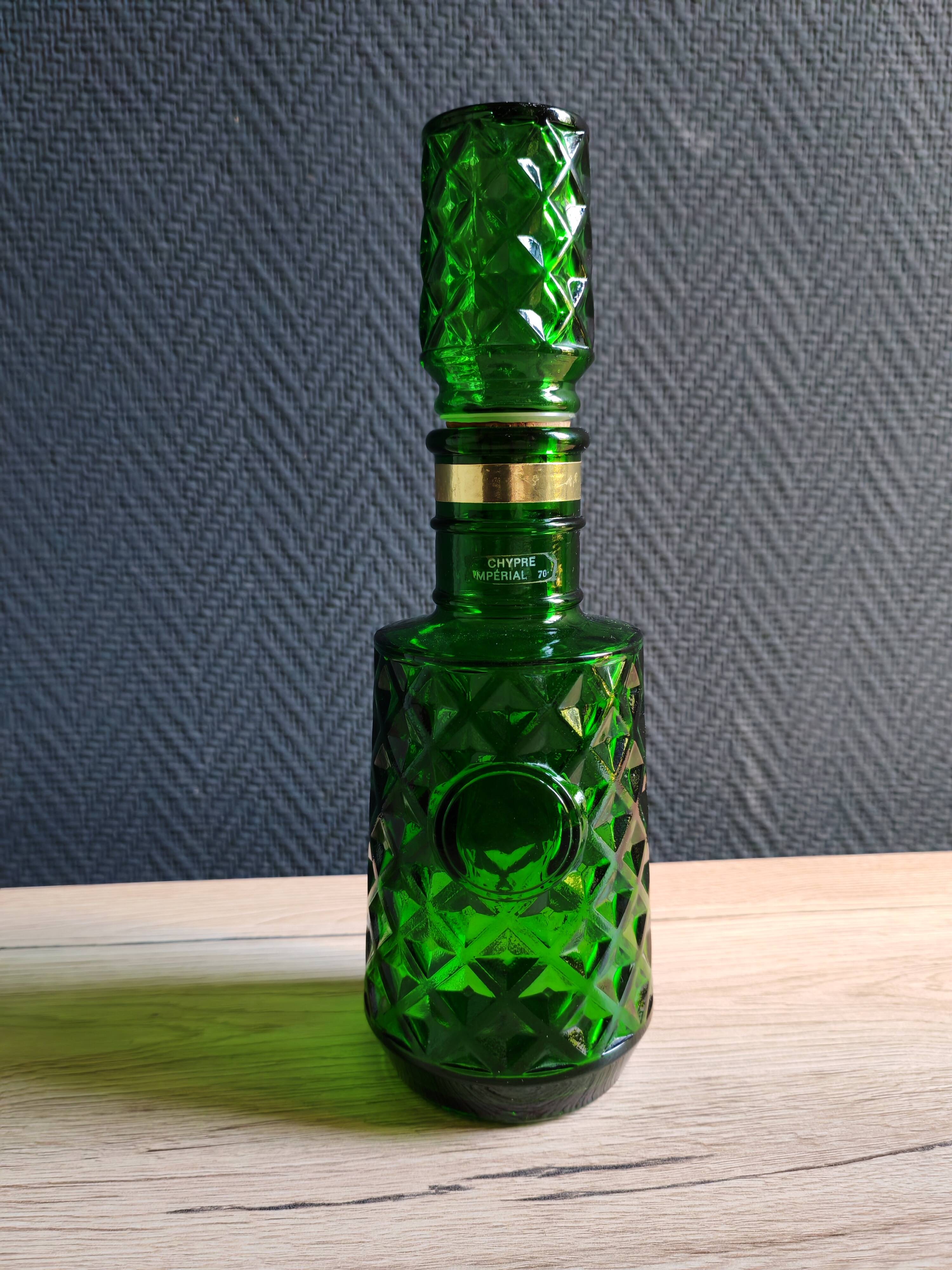 Carafe à whisky vintage en verre vert moulé pointe de diamant