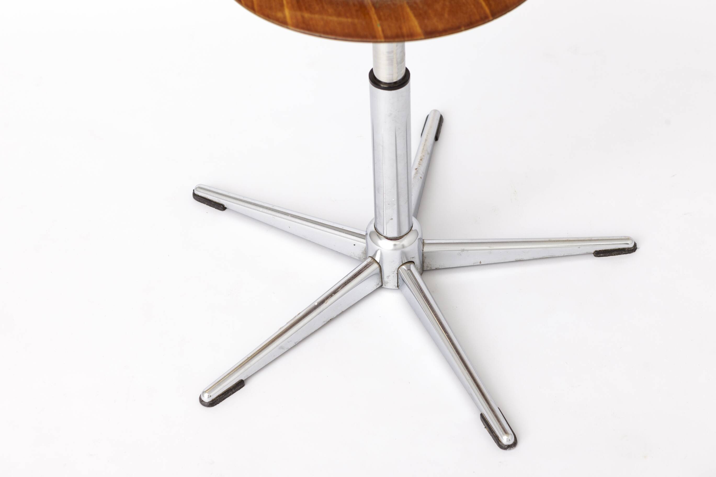 Set of 4 Vintage Industrial Stools 1970s, Chrome Adjustable Stools