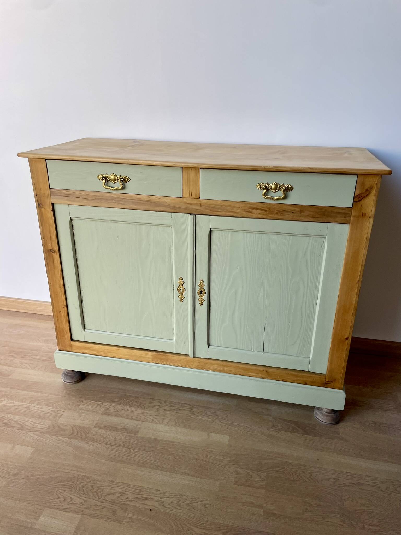 Old buffet with 2 doors