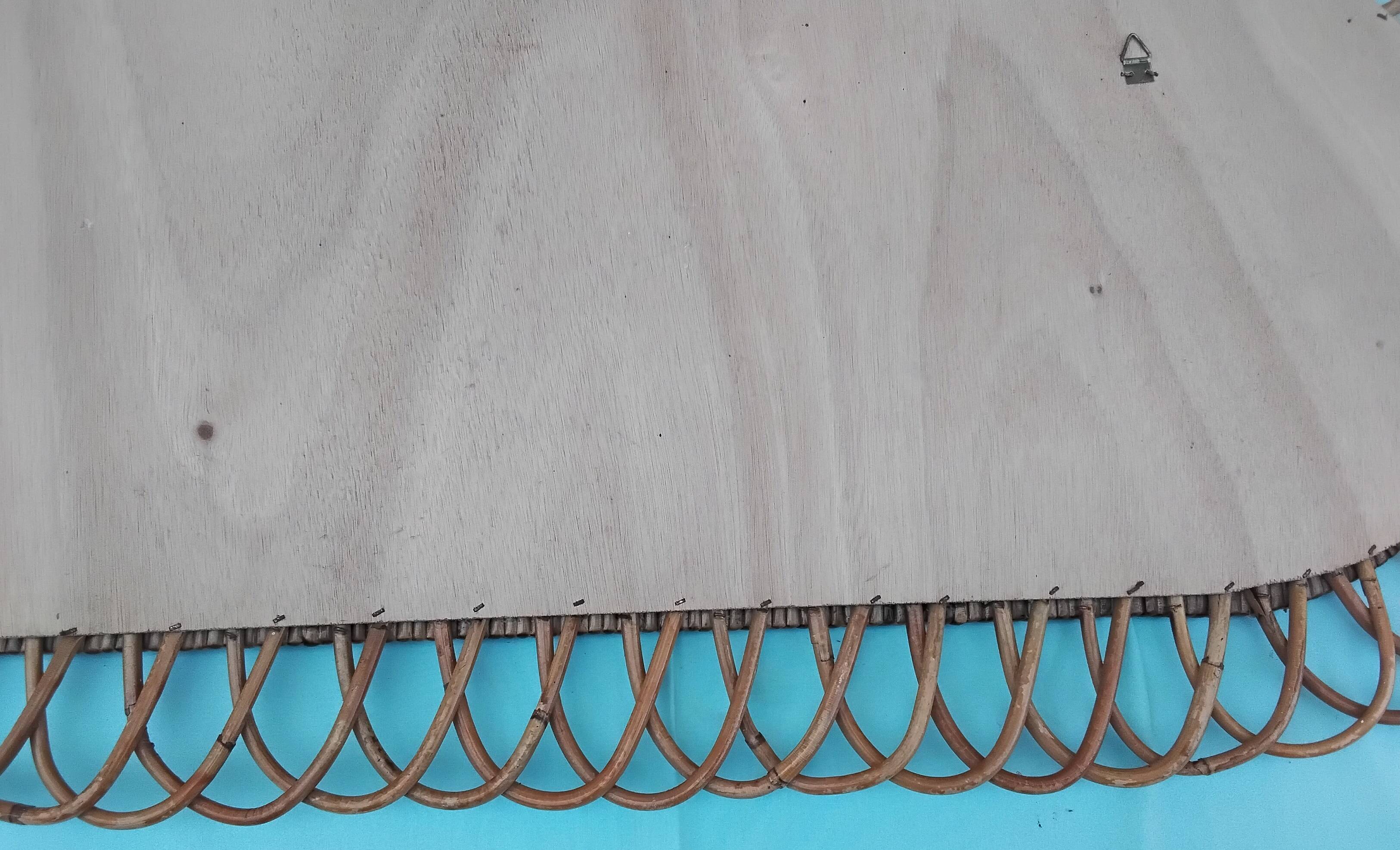 Oval mirror in rattan