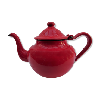 Red teapot in enamelled iron