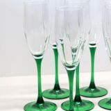 8 large green stem champagne flutes in very good condition.