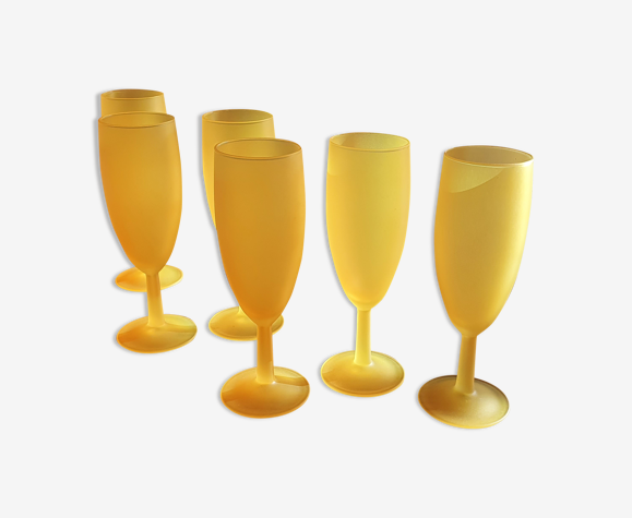 Verres à pieds jaunes