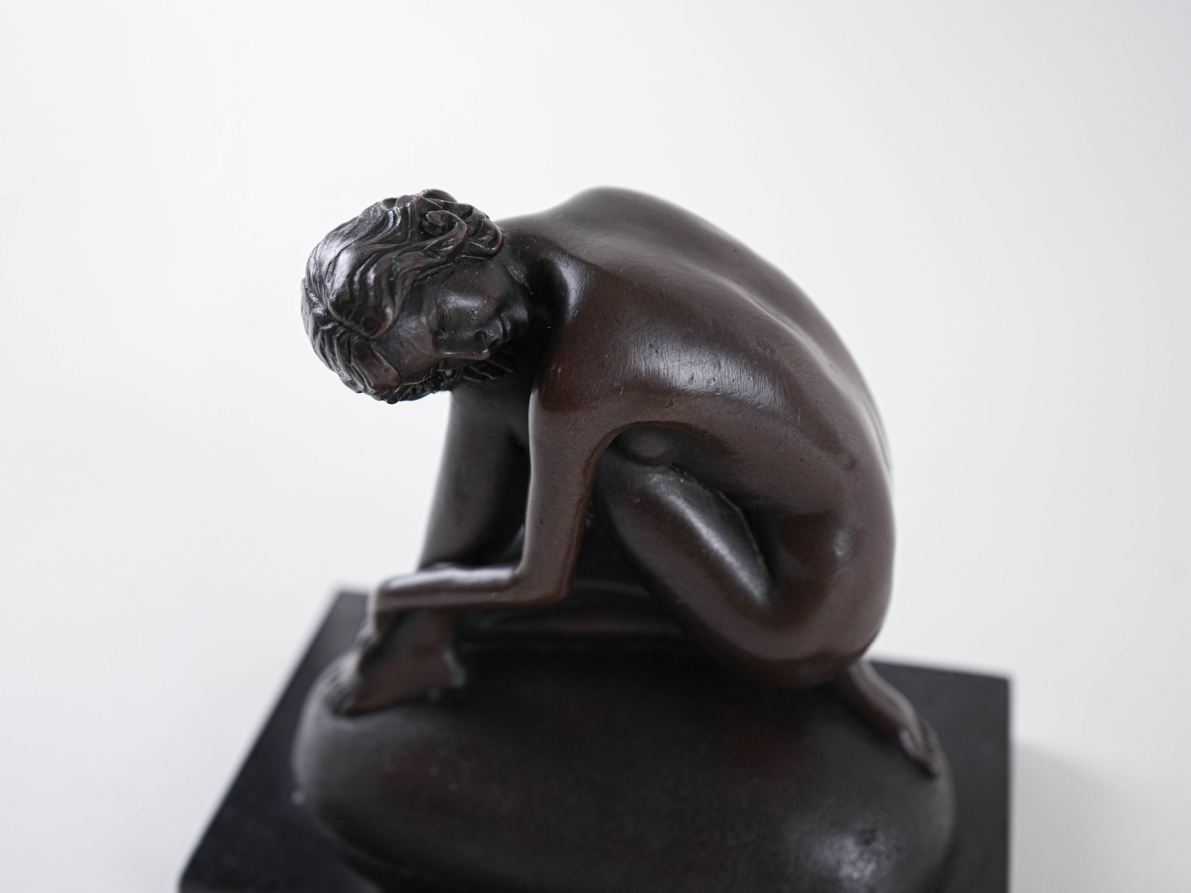 Art Deco female nude figurine – bronze-toned sculpture on geometric base, 1920s/1930s