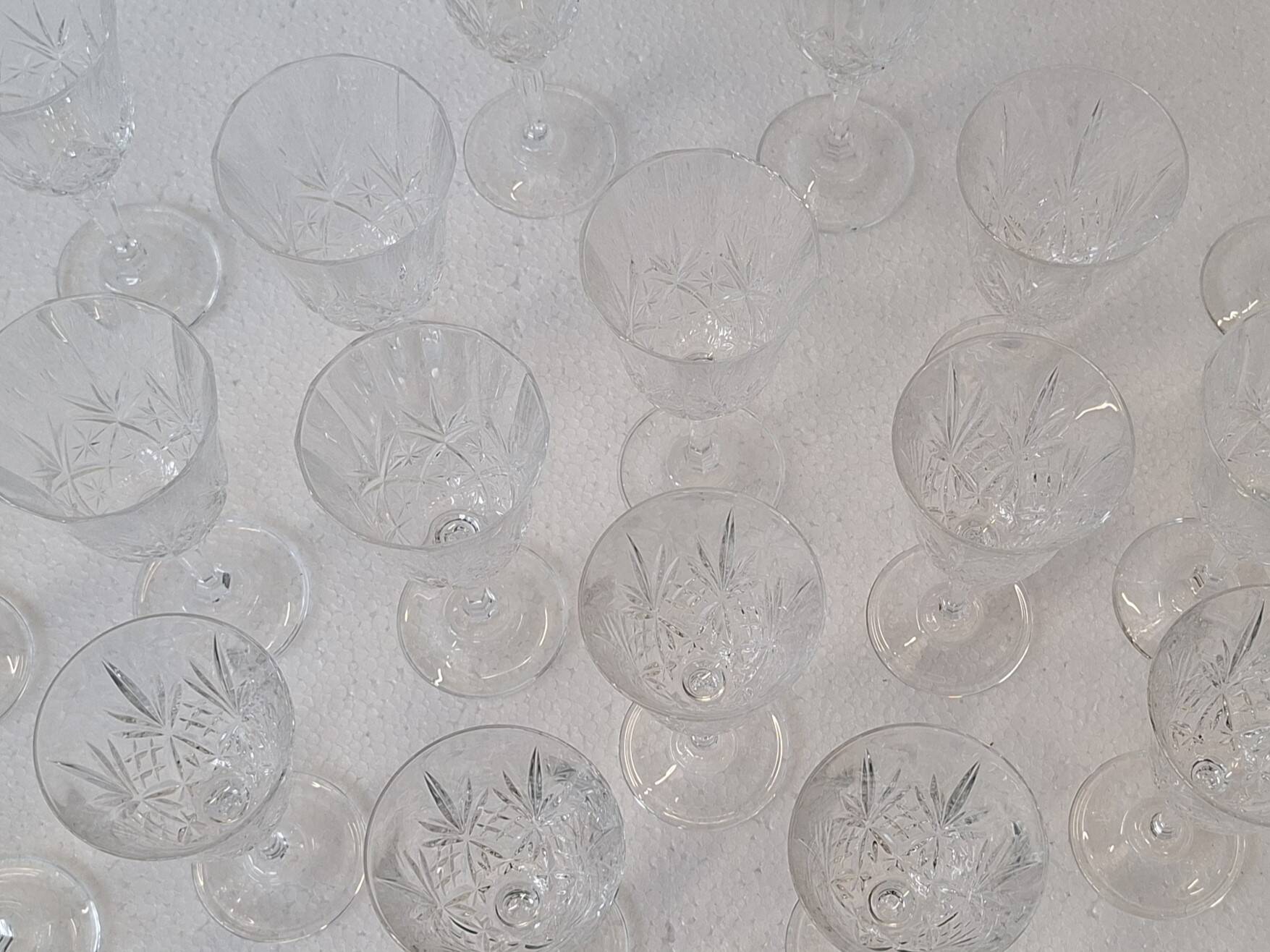 Ensemble de 20 verres en cristal taillé à la main (1985)