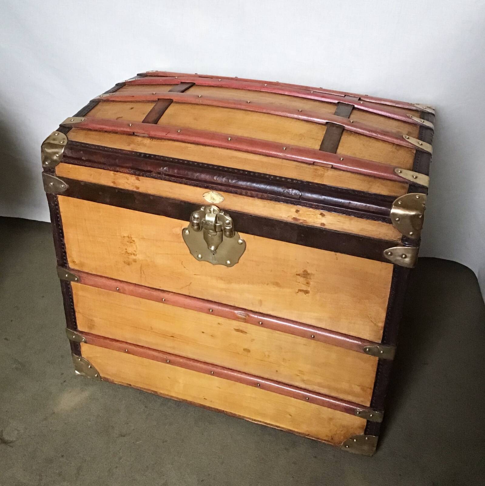 "Le Louvre Paris" curved trunk 70x50x65