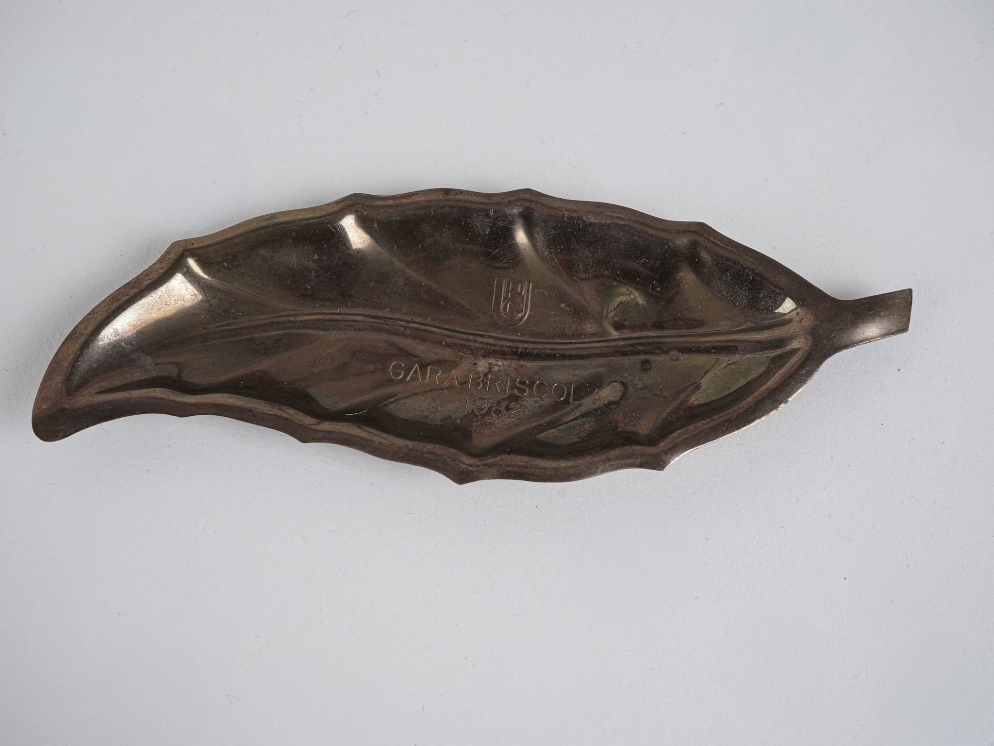 Plateau en métal en forme de feuille, design italien, années 1980, fabriqué en Italie.