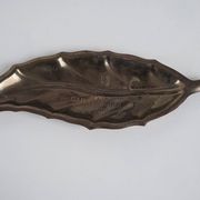 Plateau en métal en forme de feuille, design italien, années 1980, fabriqué en Italie.