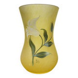 Vase en pâte de verre jaune début XXème signé Lily