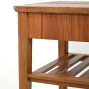 Table de chevet scandinave avec étagère à lattes