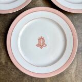 4 assiettes à dessert en porcelaine rose monogrammée