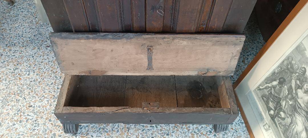 Grand agenouilloir ou buffet en noyer, début du XVIIe siècle, Italie