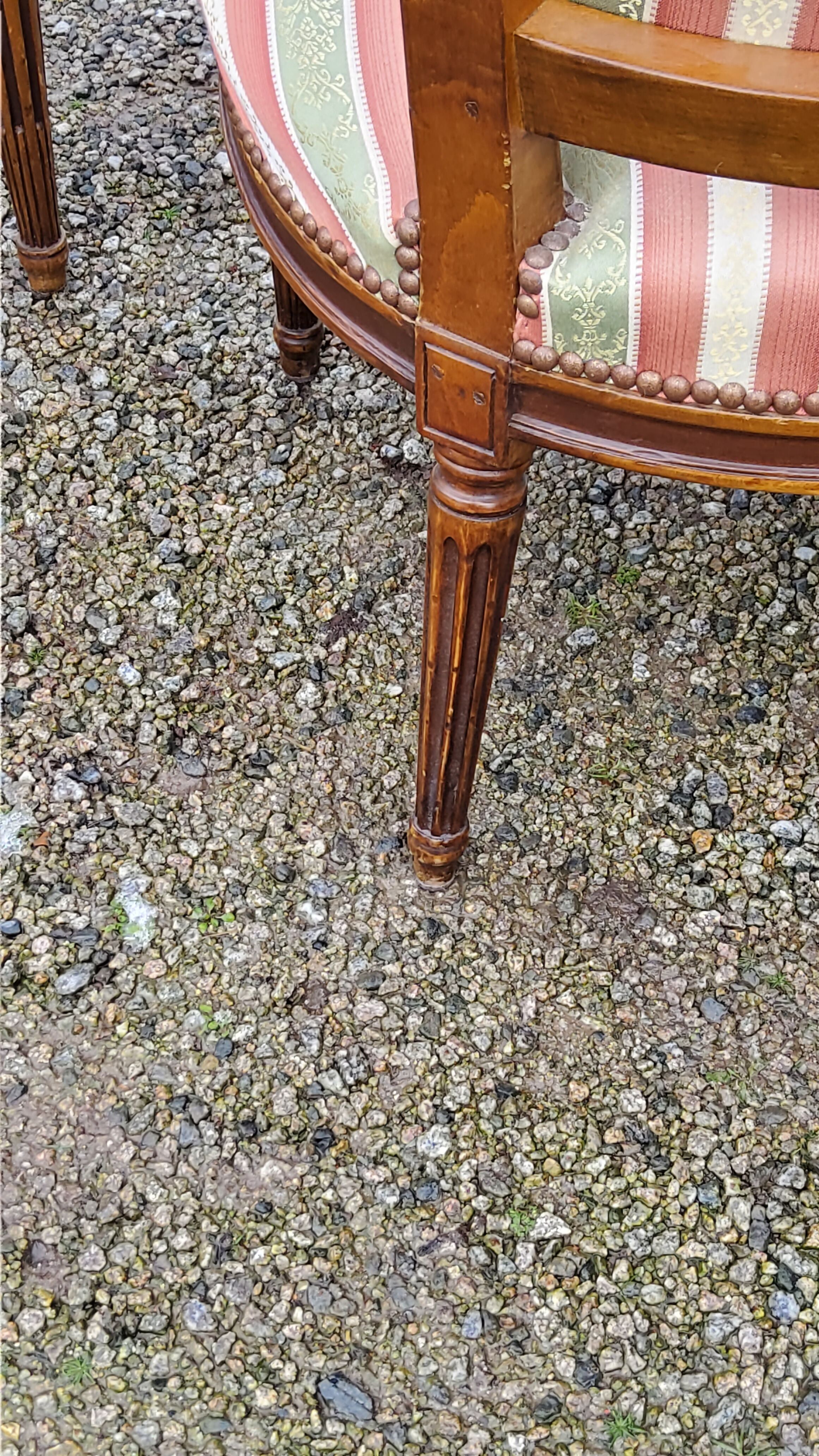 Paire de fauteuils cabriolets de style Louis XVI