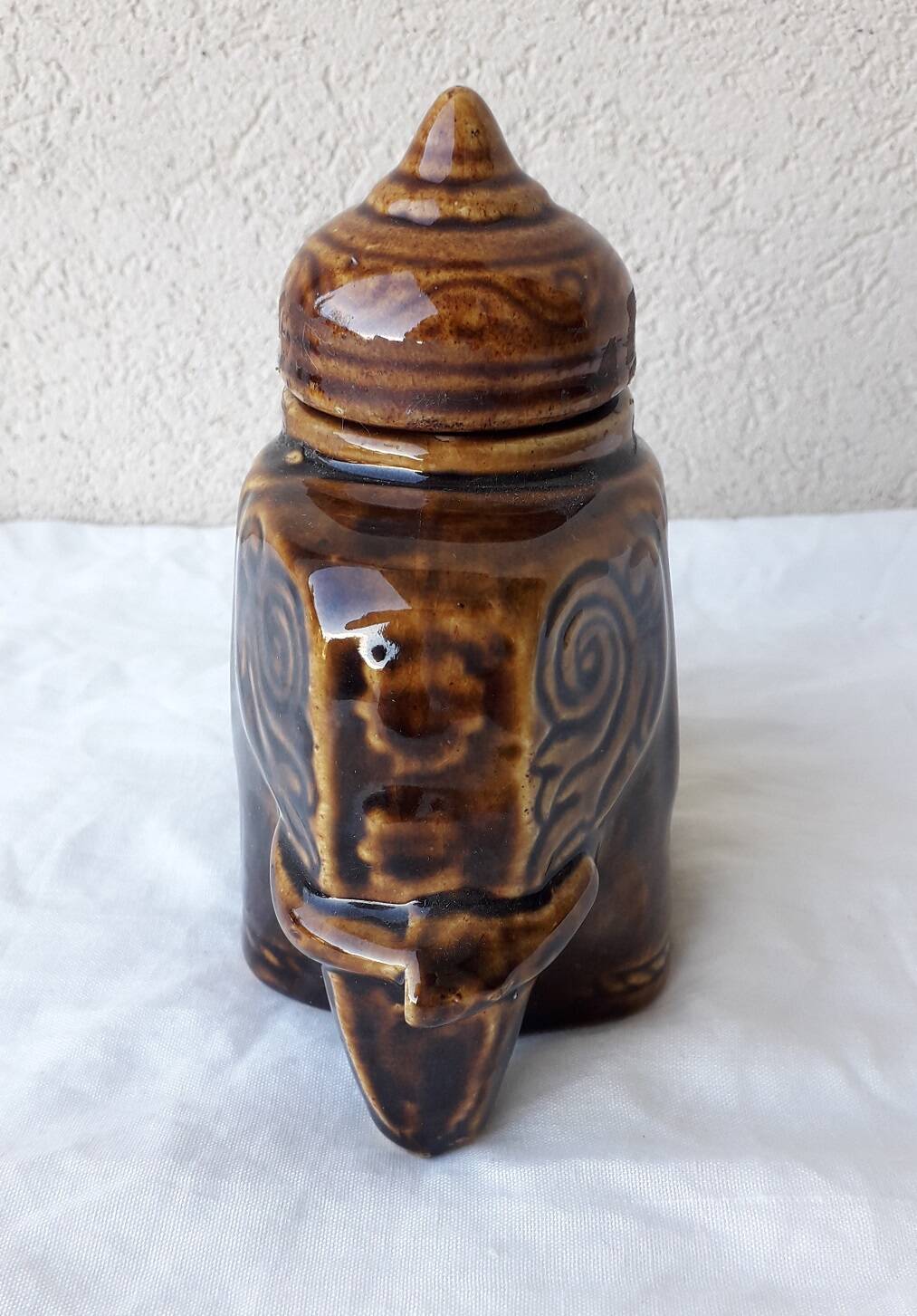 2 pots à thé figurant un éléphant