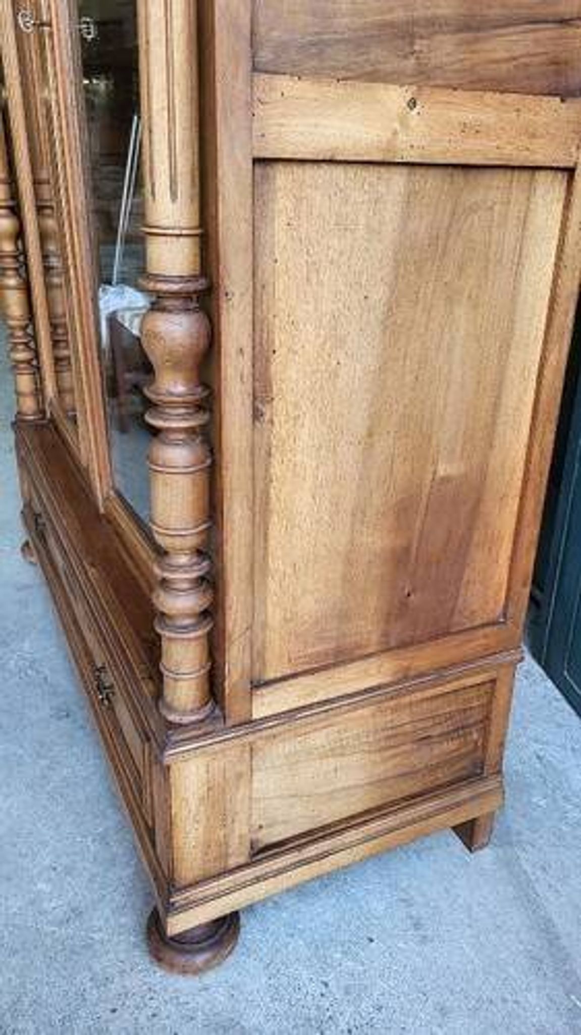 Display cabinet with 2 doors in walnut with bevelled glass from the 19th century.