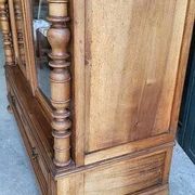 Display cabinet with 2 doors in walnut with bevelled glass from the 19th century.