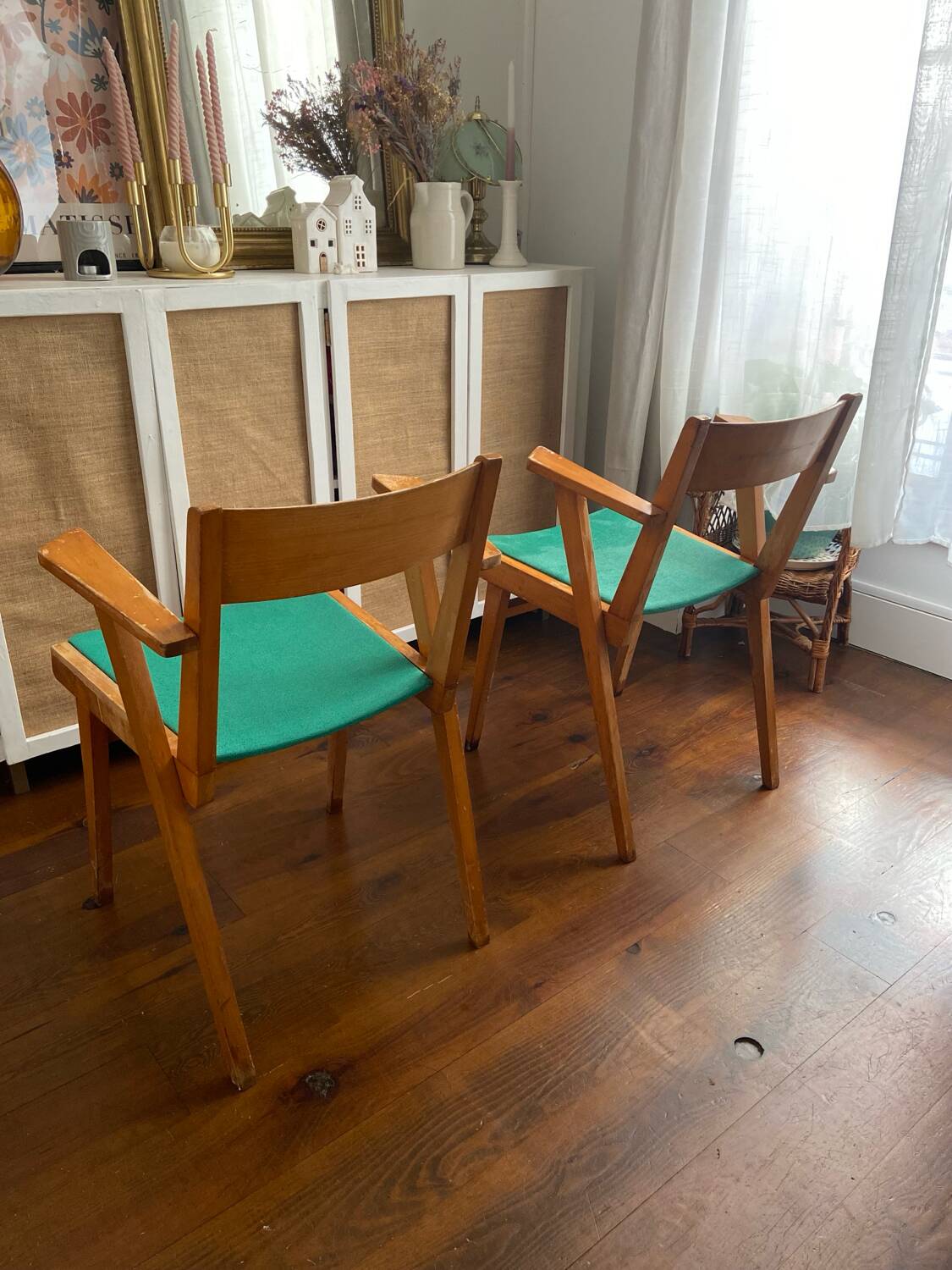 Lot de deux fauteuils Bridge Skaï pieds compas. Fauteuils scandinave vintage.