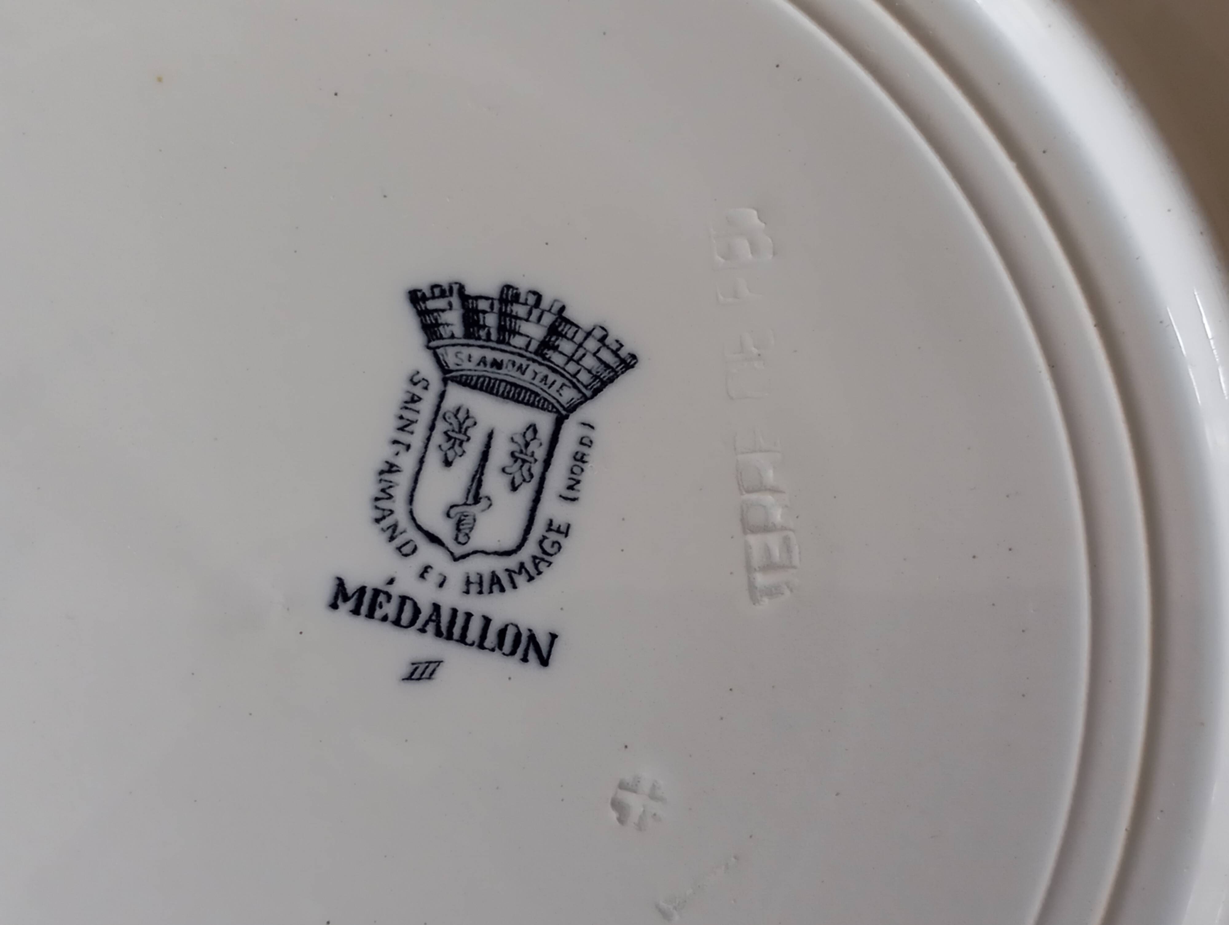 Flat plate in ironstone "Medallion" blue from St Amand and Hamage