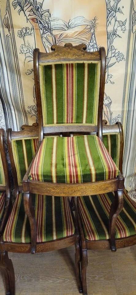 Suite de six chaises d’époque Charles X, en palissandre finement marqueté
