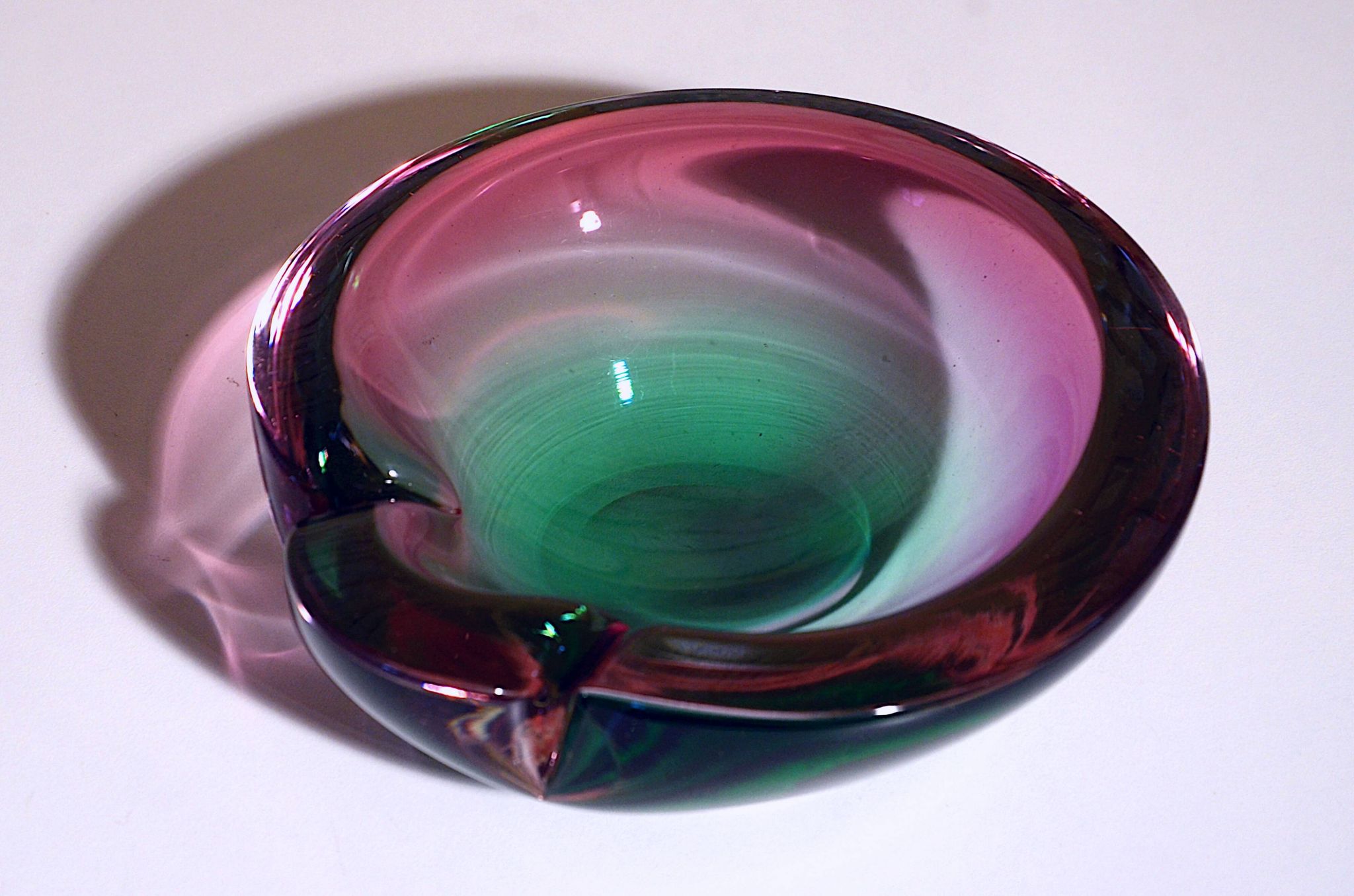 Ashtray with a green and fuchsia glass pestle, Murano Sommerso, 17x6cm