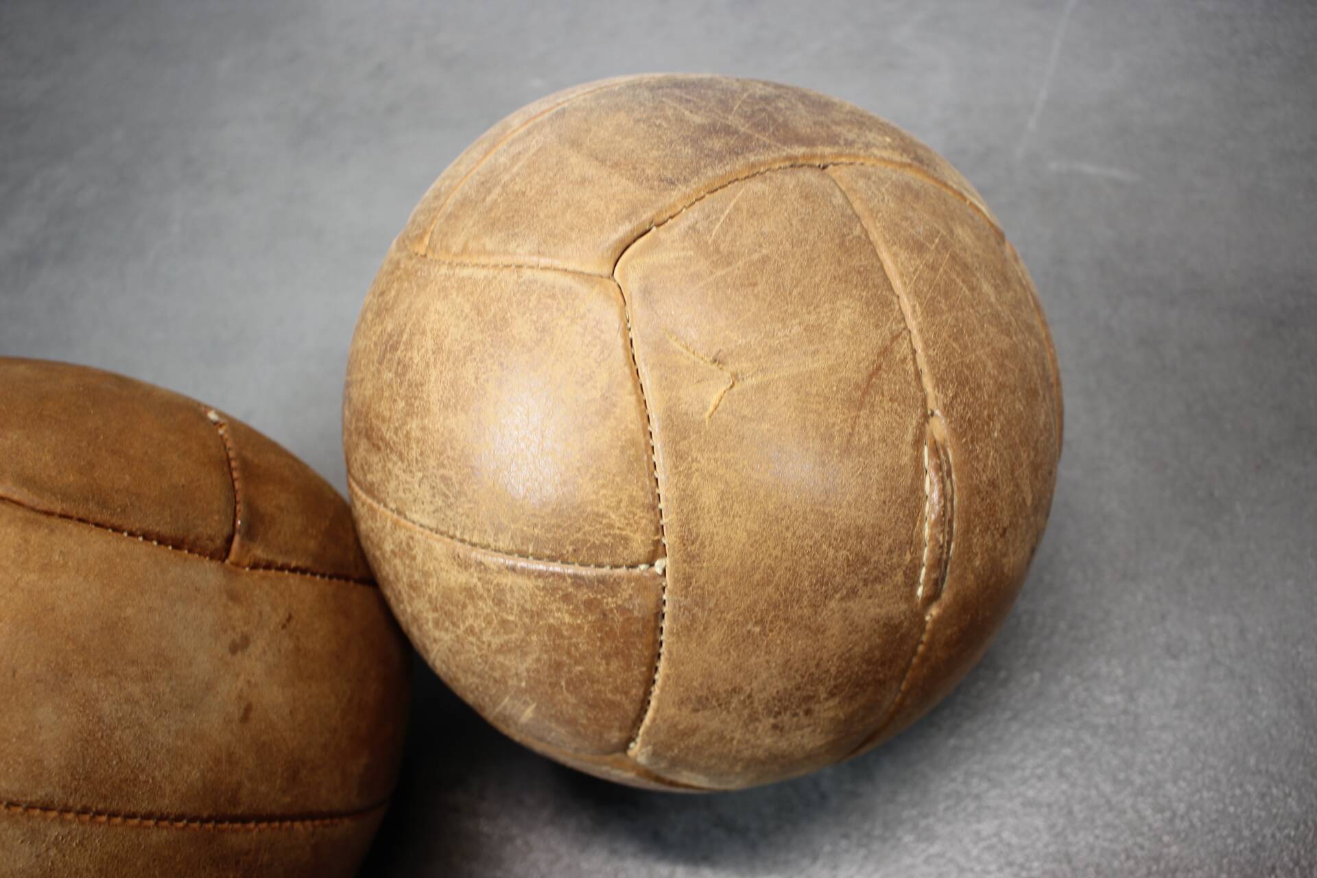 Ballon médicinal vintage en cuir marron, Tchécoslovaquie années 1930