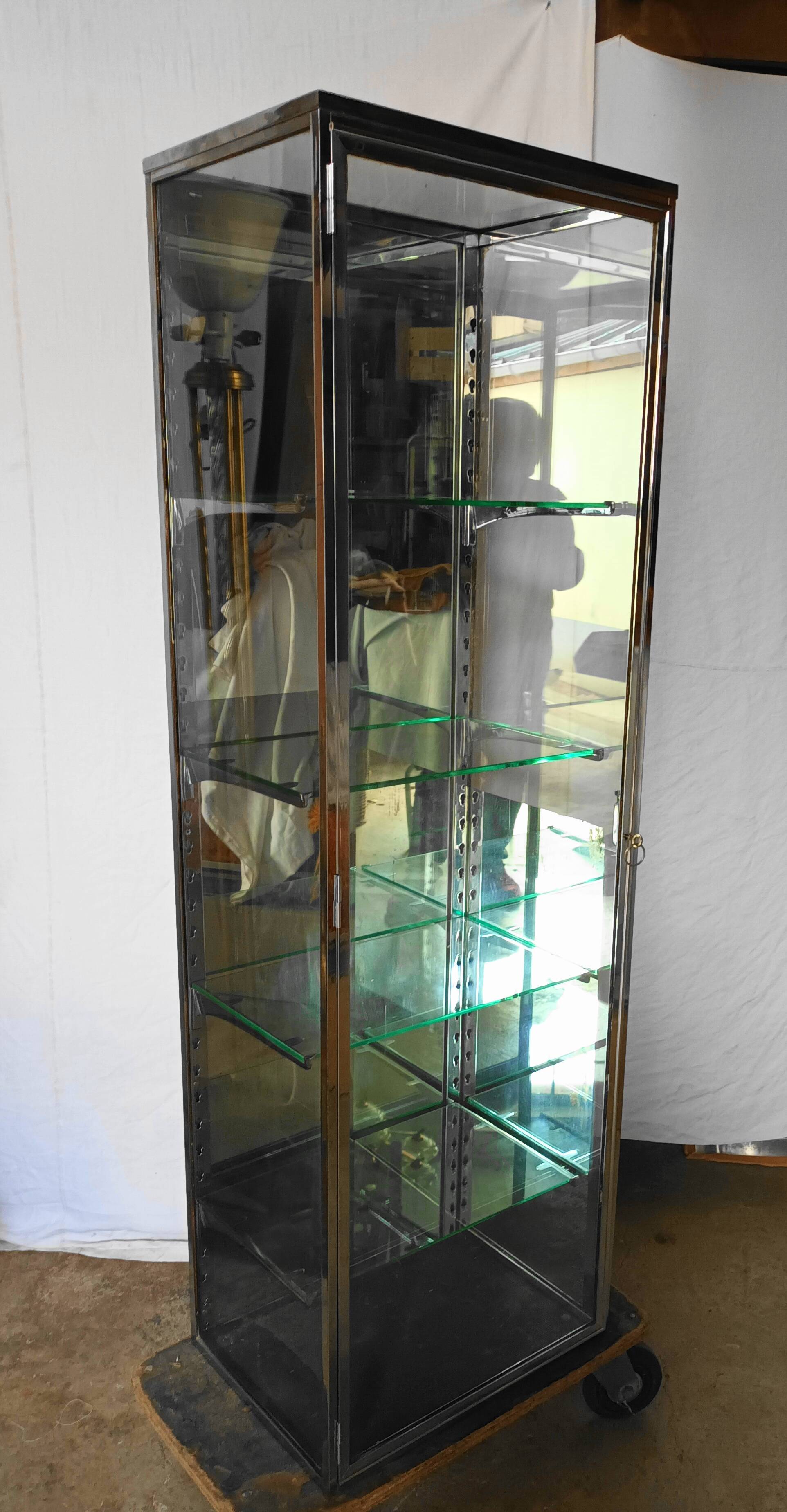 Vitrine de magasin en laiton nickelé des années 30