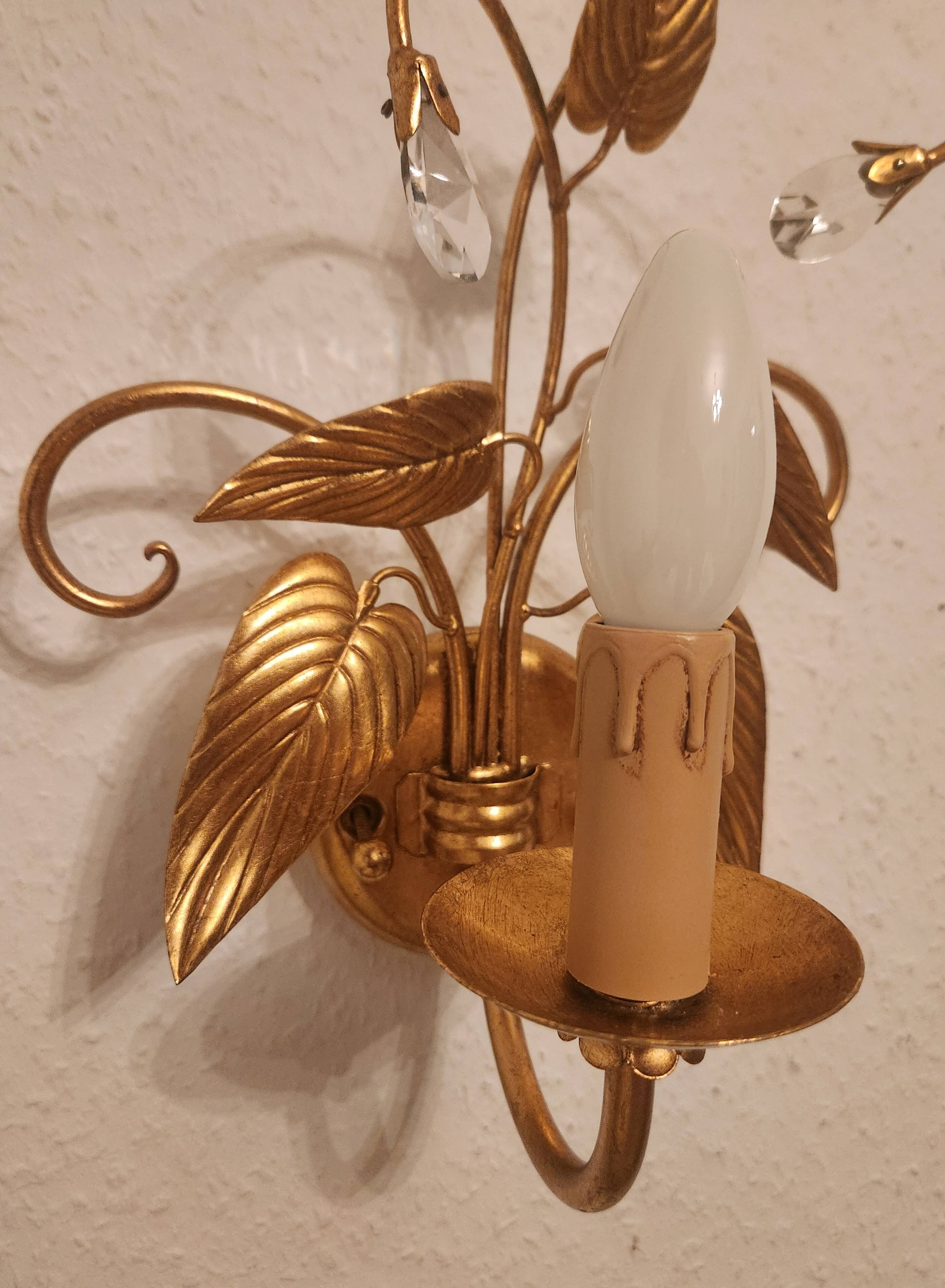 Shabby Wandlampe vergoldet Blattgold Kristallelemente Hollywood Regency 70s