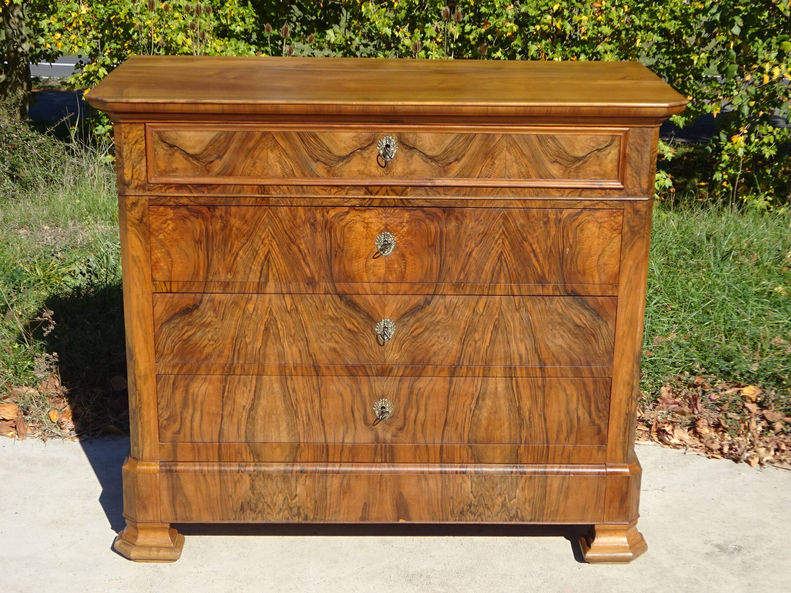 Commode en noyer et ronce de noyer style Louis Philippe