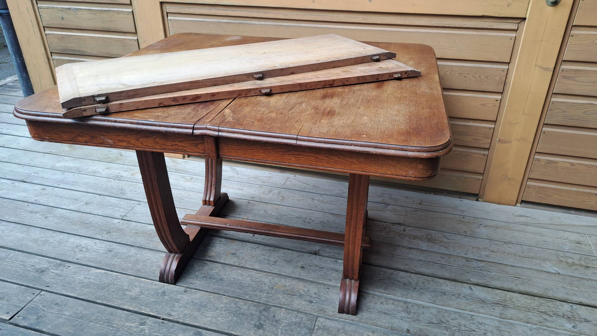 Art deco extendable table