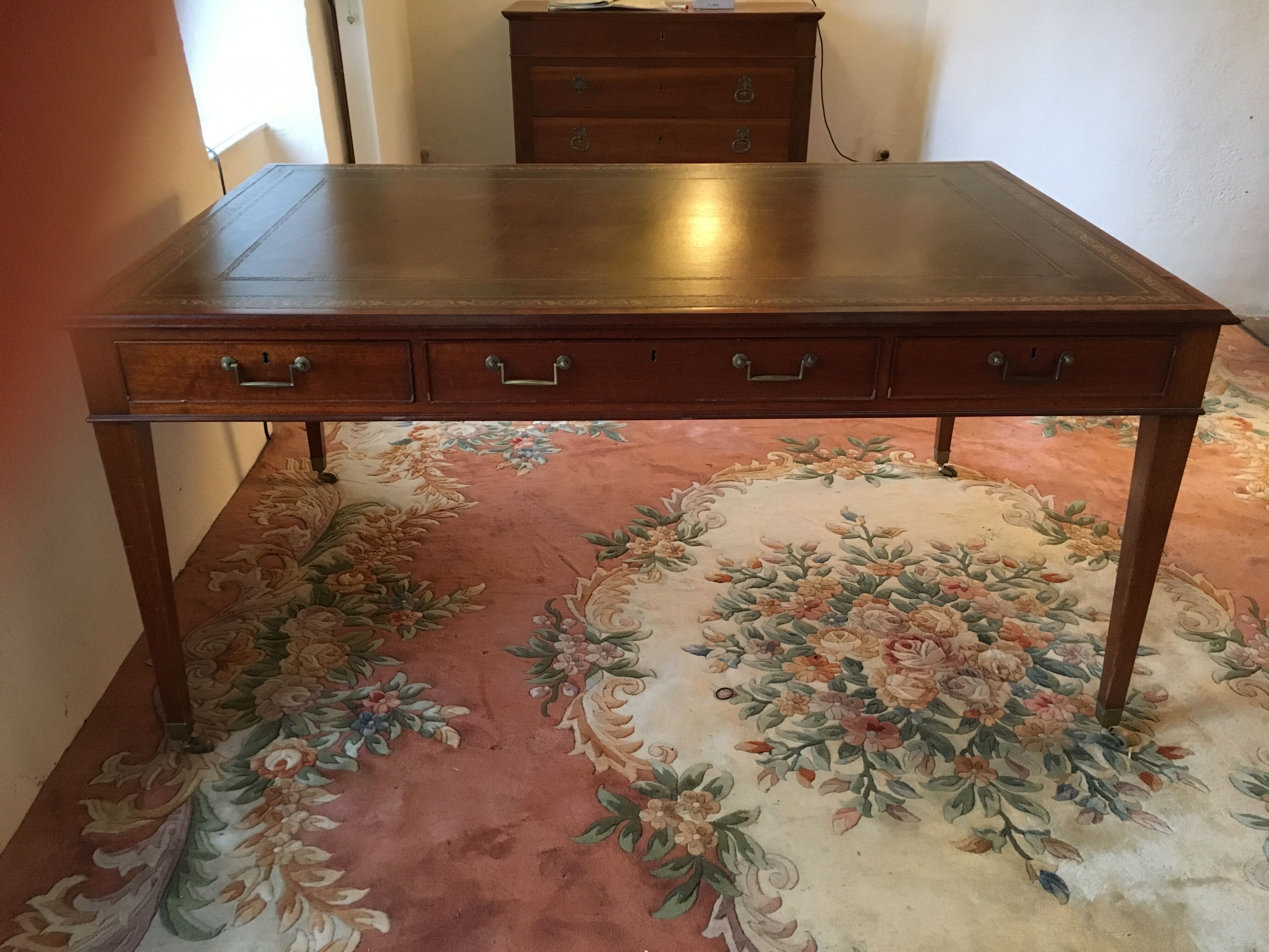 Double-sided desk