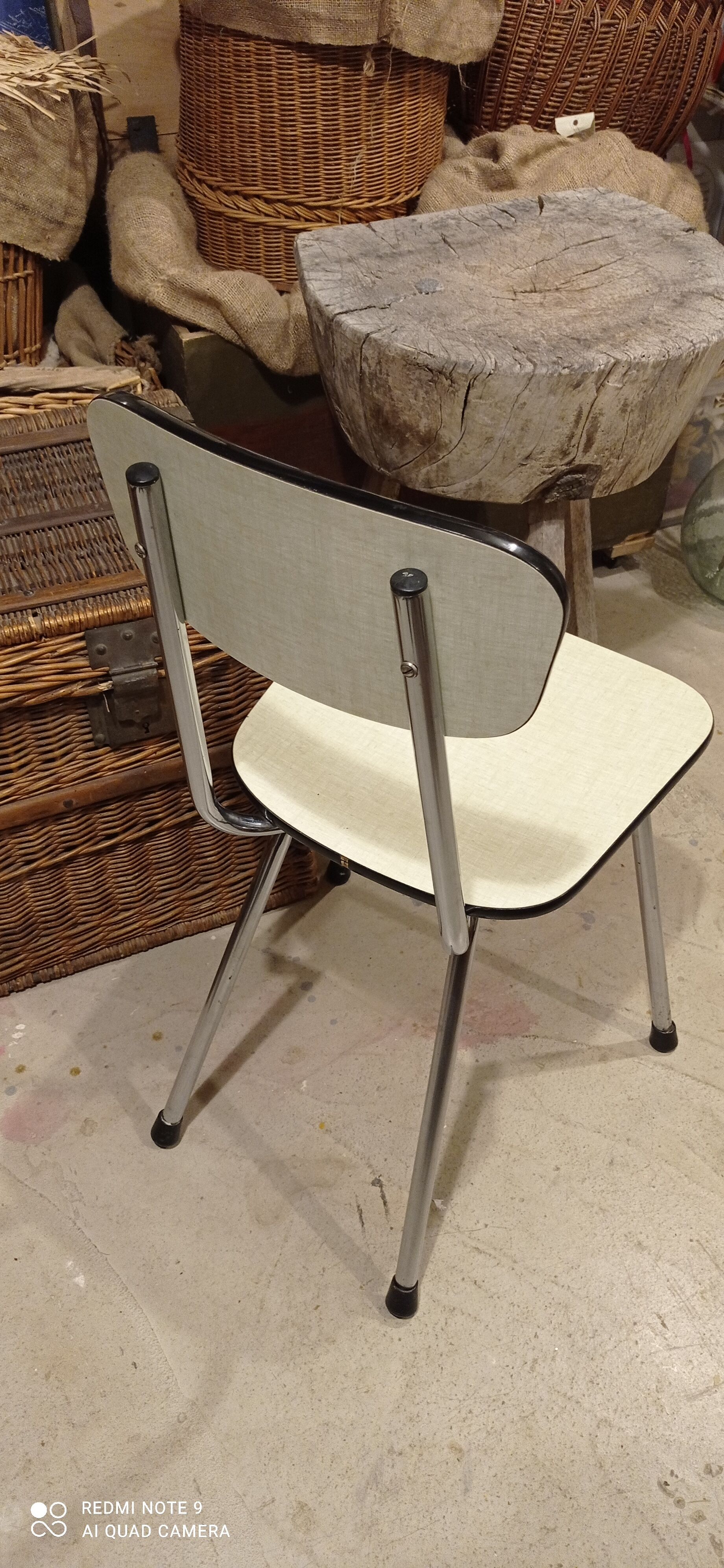 Chaises vert d'eau formica dépareillées