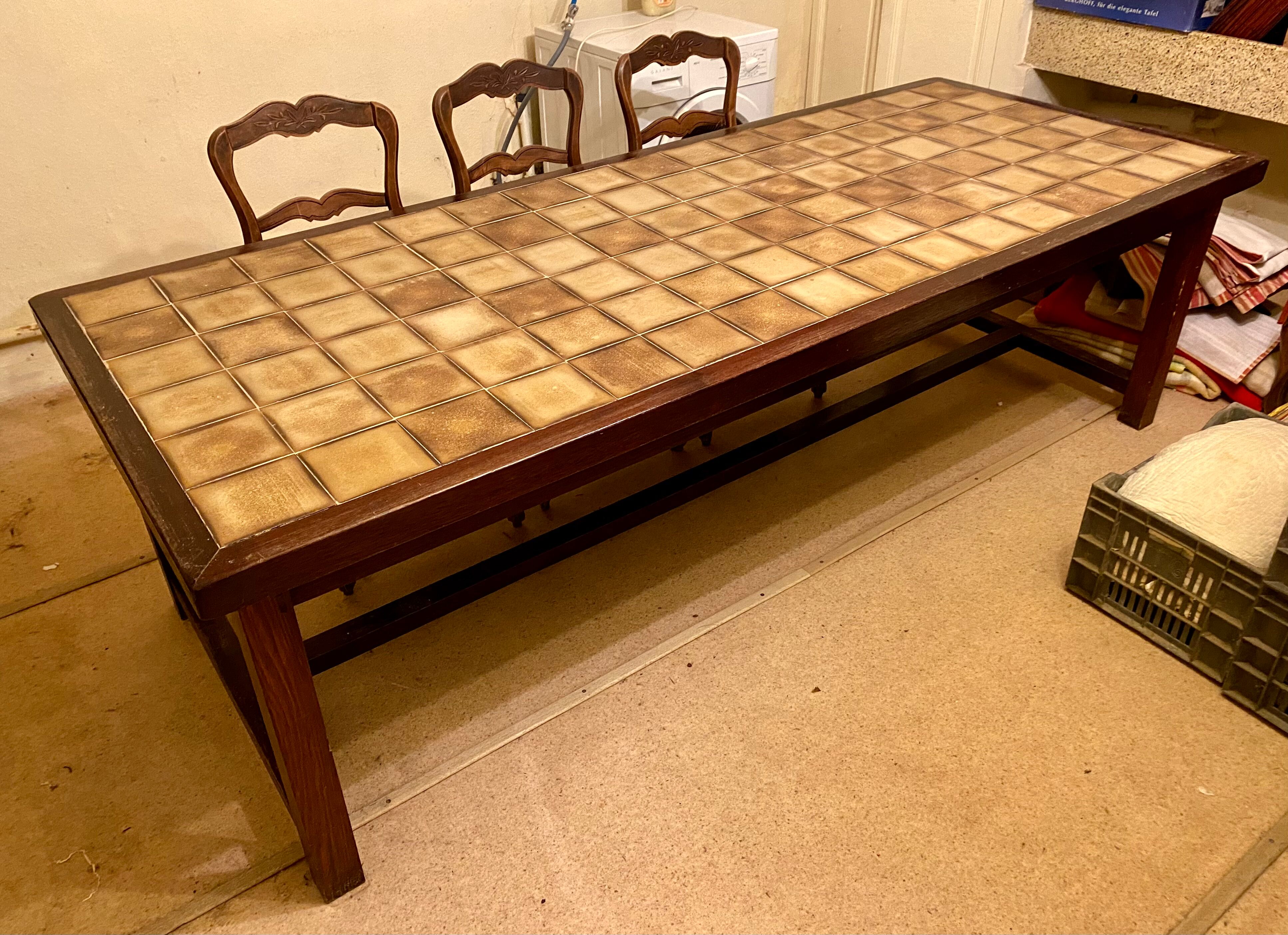 Antique table in solid oak with a tiled top