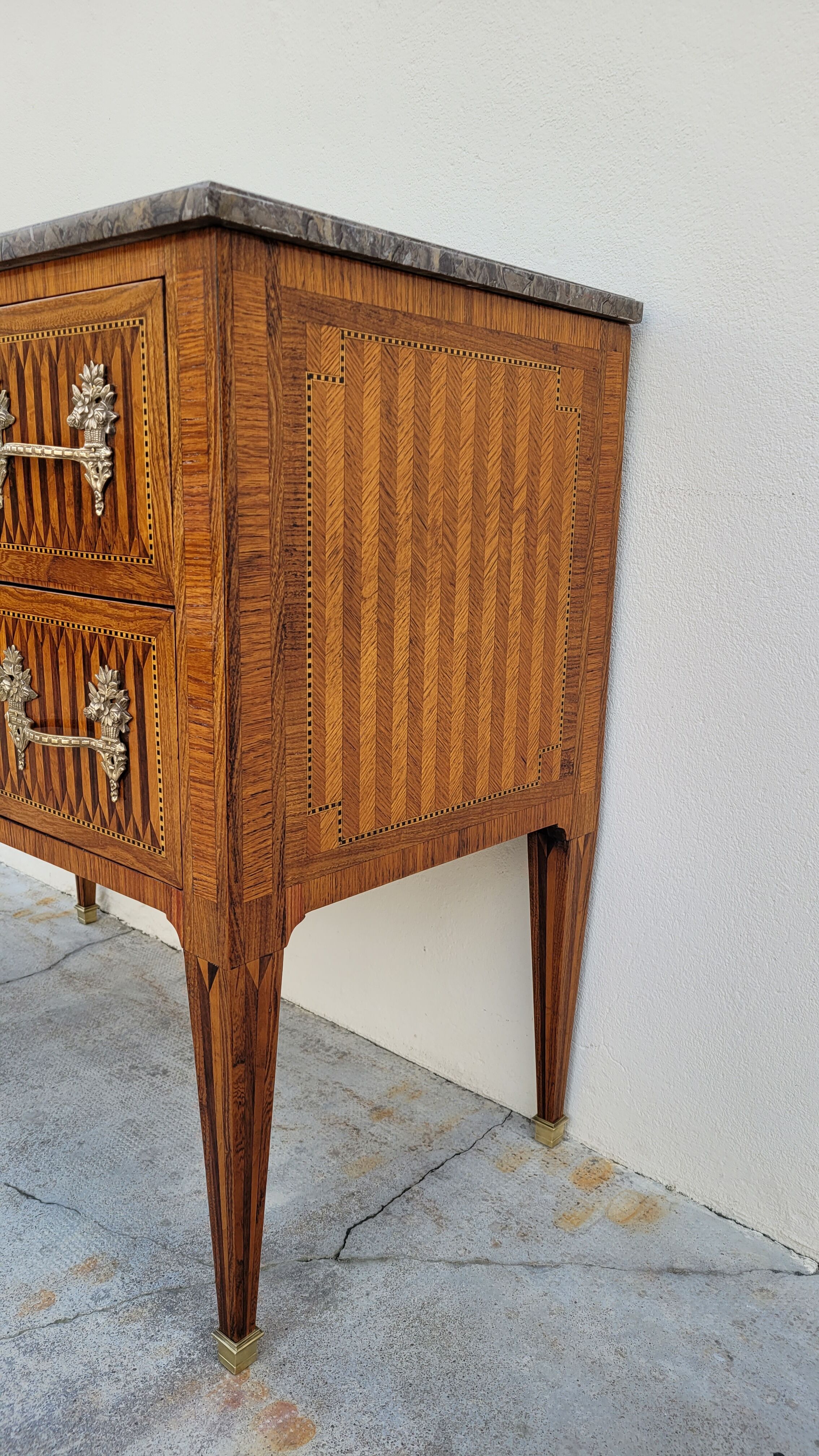 Louis XVI jumping chest of drawers in marquetry 19th