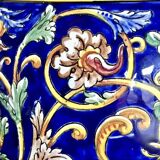 Ancienne Lampe à pétrole Gien Renaissance fond bleu XIX électrifiée