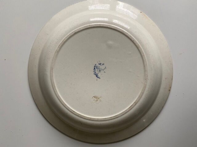 Round serving dish