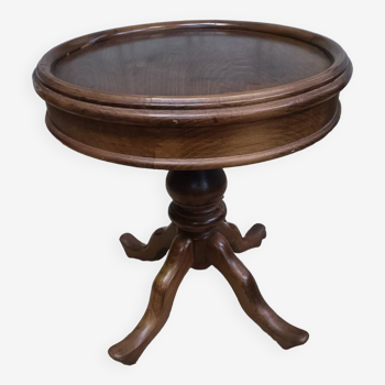 Round pedestal table with quadripod shaft