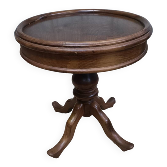 Round pedestal table with quadripod shaft