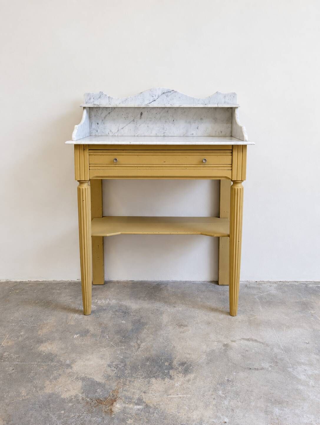 Coiffeuse ancienne en bois peint et marbre blanc – Farrow & Ball n°66