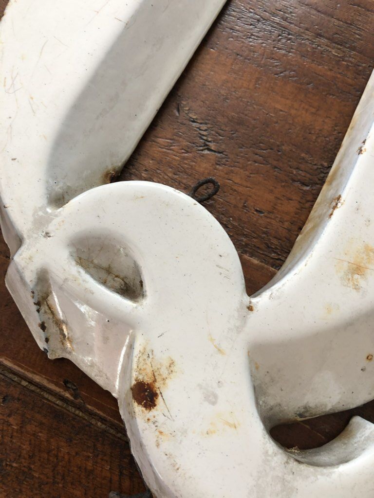 Letter Q - Enamelcast cast iron sign / Godin