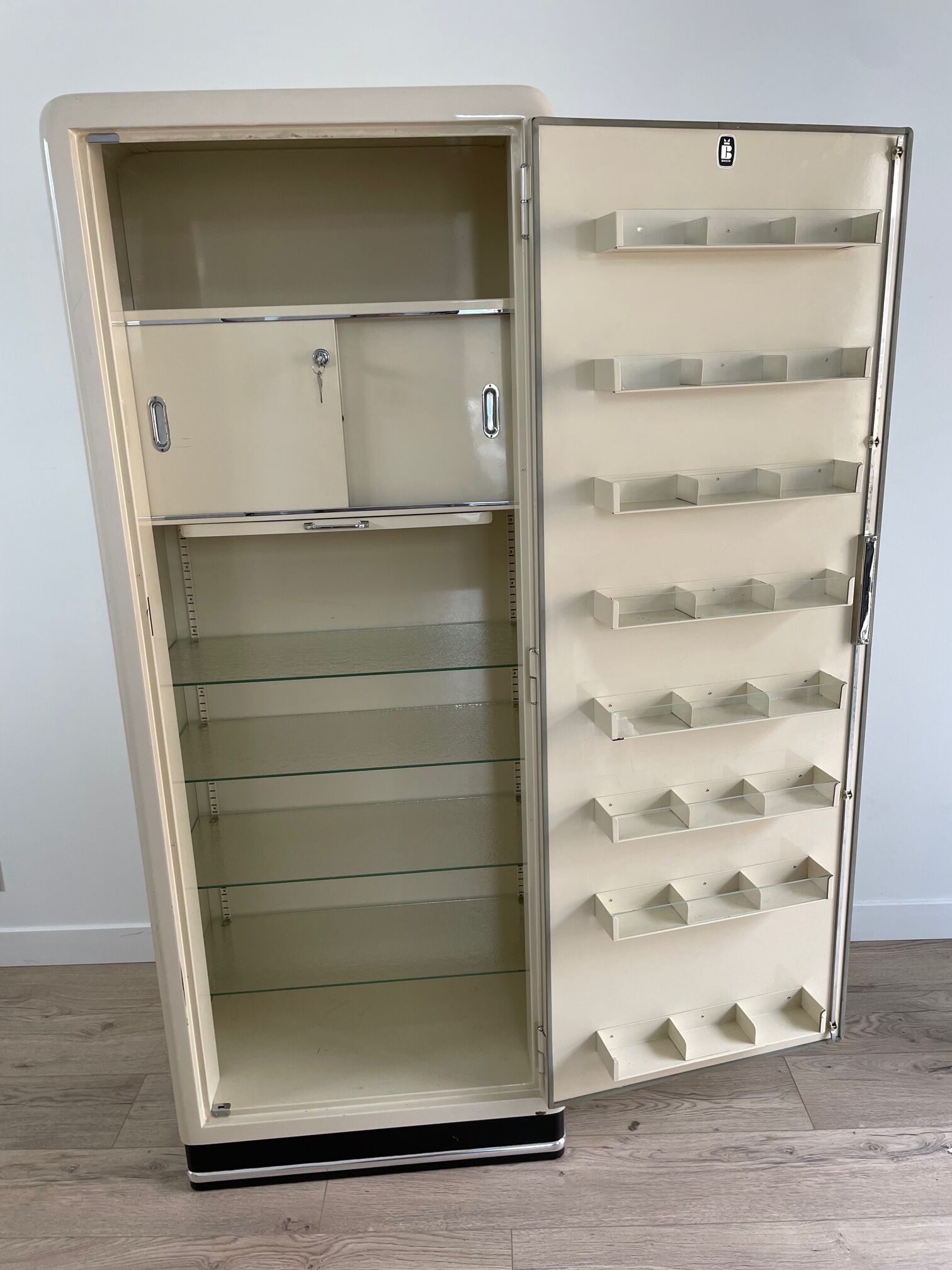 Metal cabinet