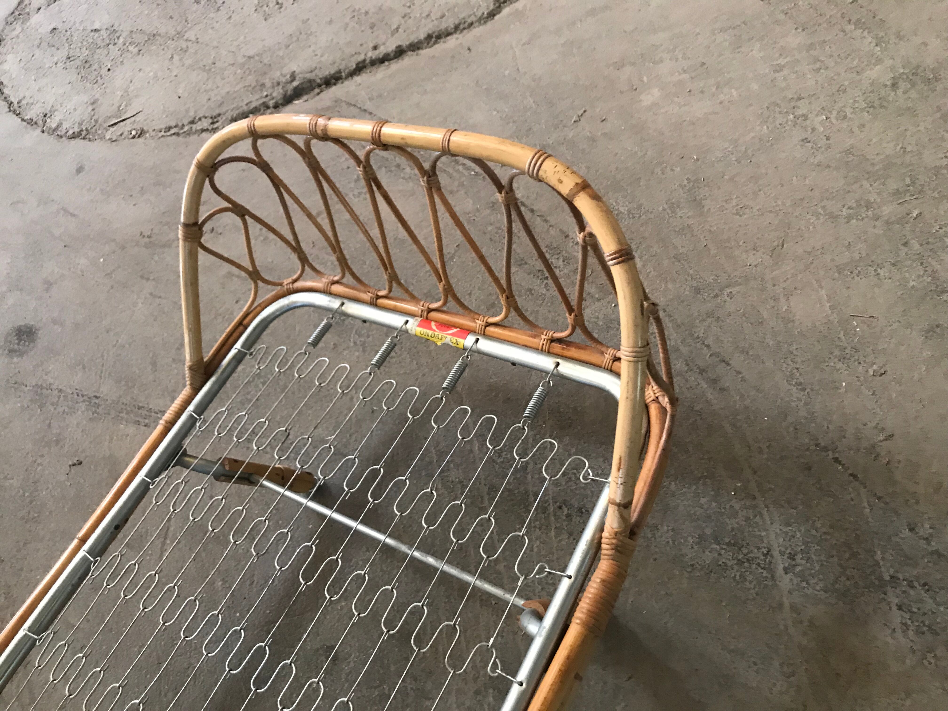 Foldable rattan basket bed