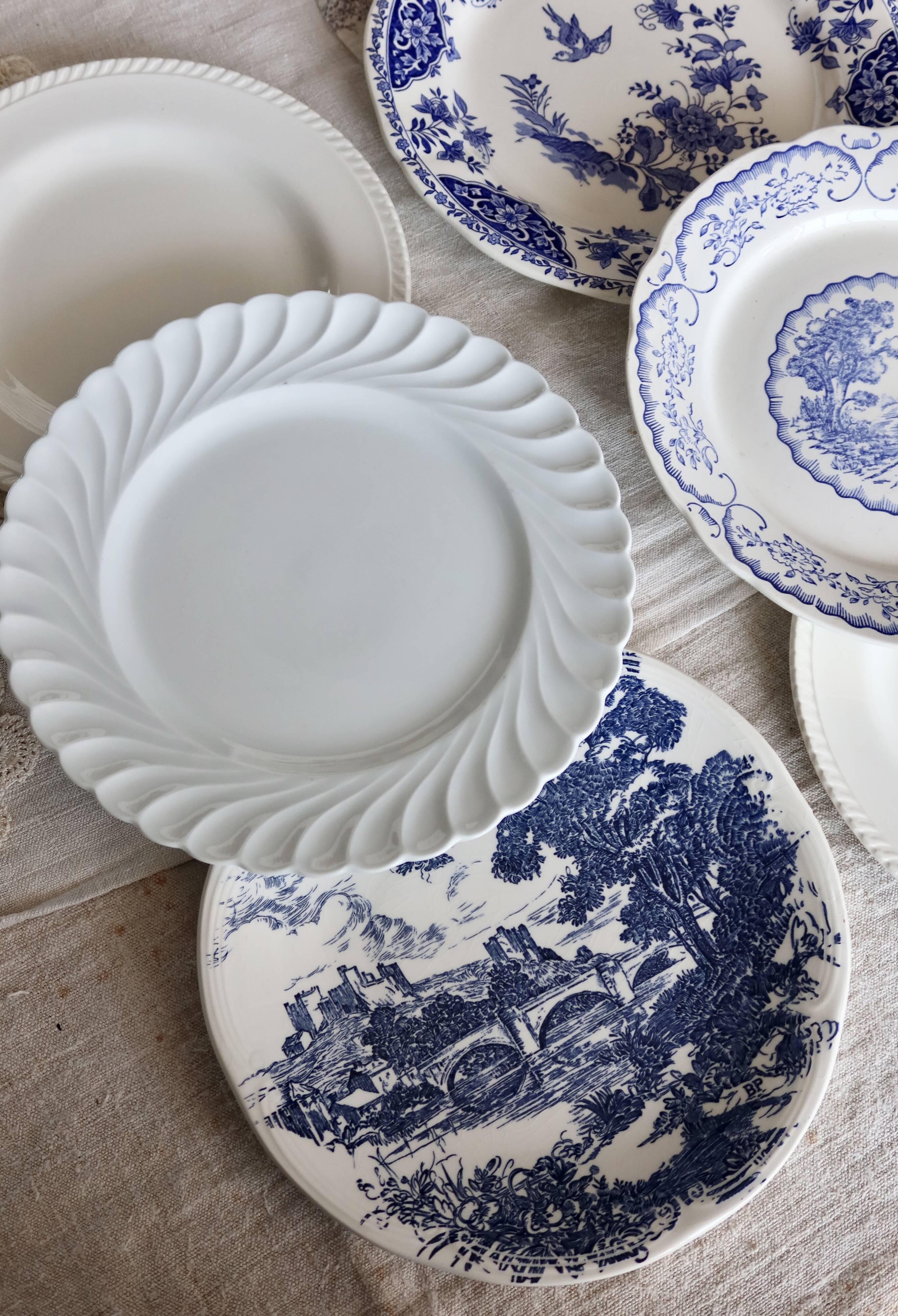 6 vintage mismatched blue and white porcelain dinner plates - Lot r