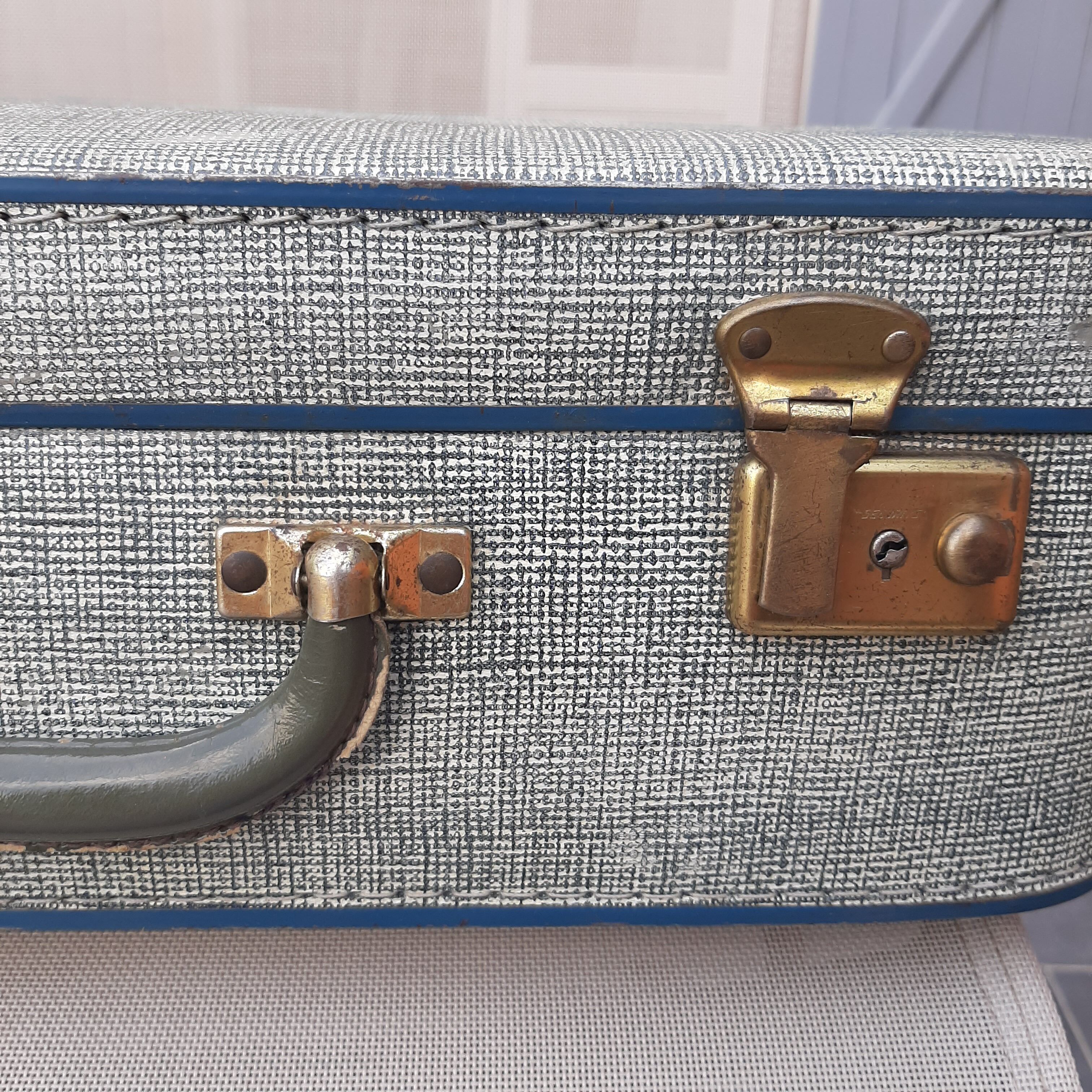 Valise en carton bleue chinée vintage