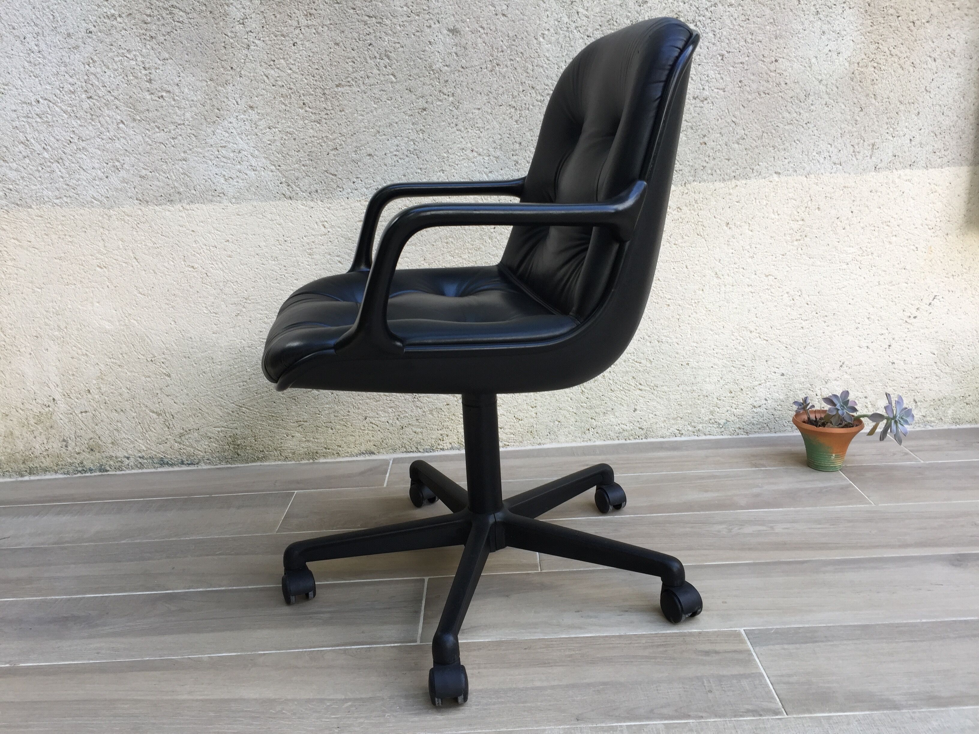 Comforto leather armchair by Mobilier international
