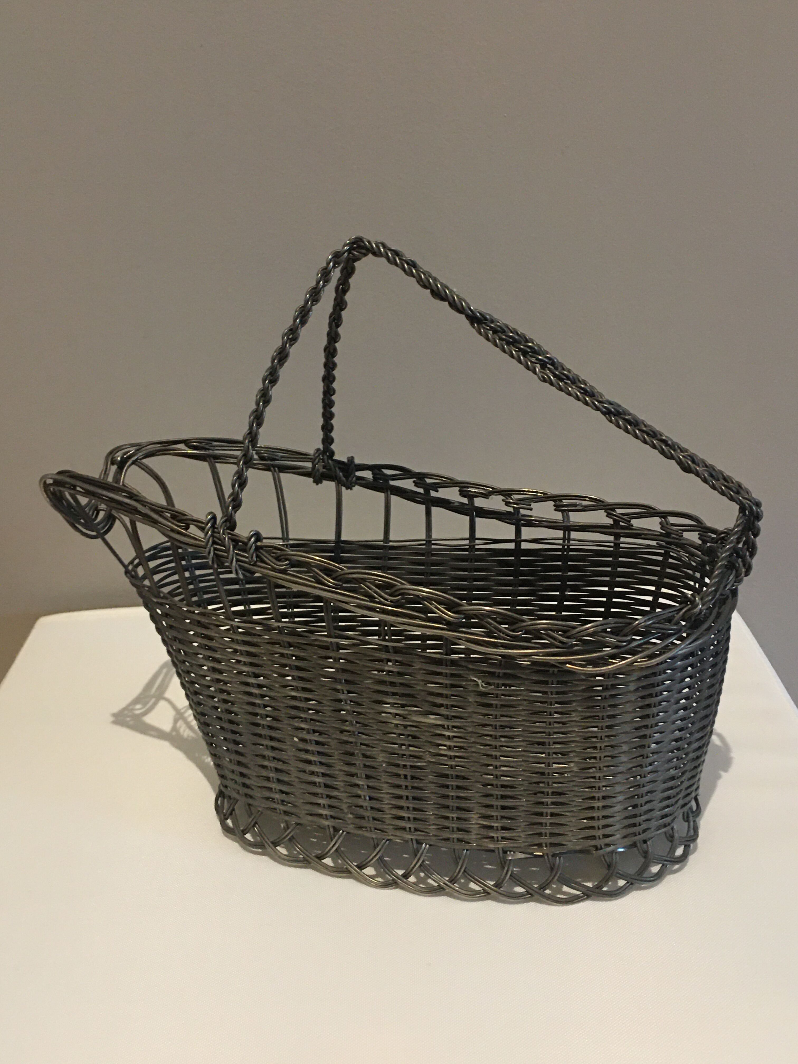 Metal wine bottle basket