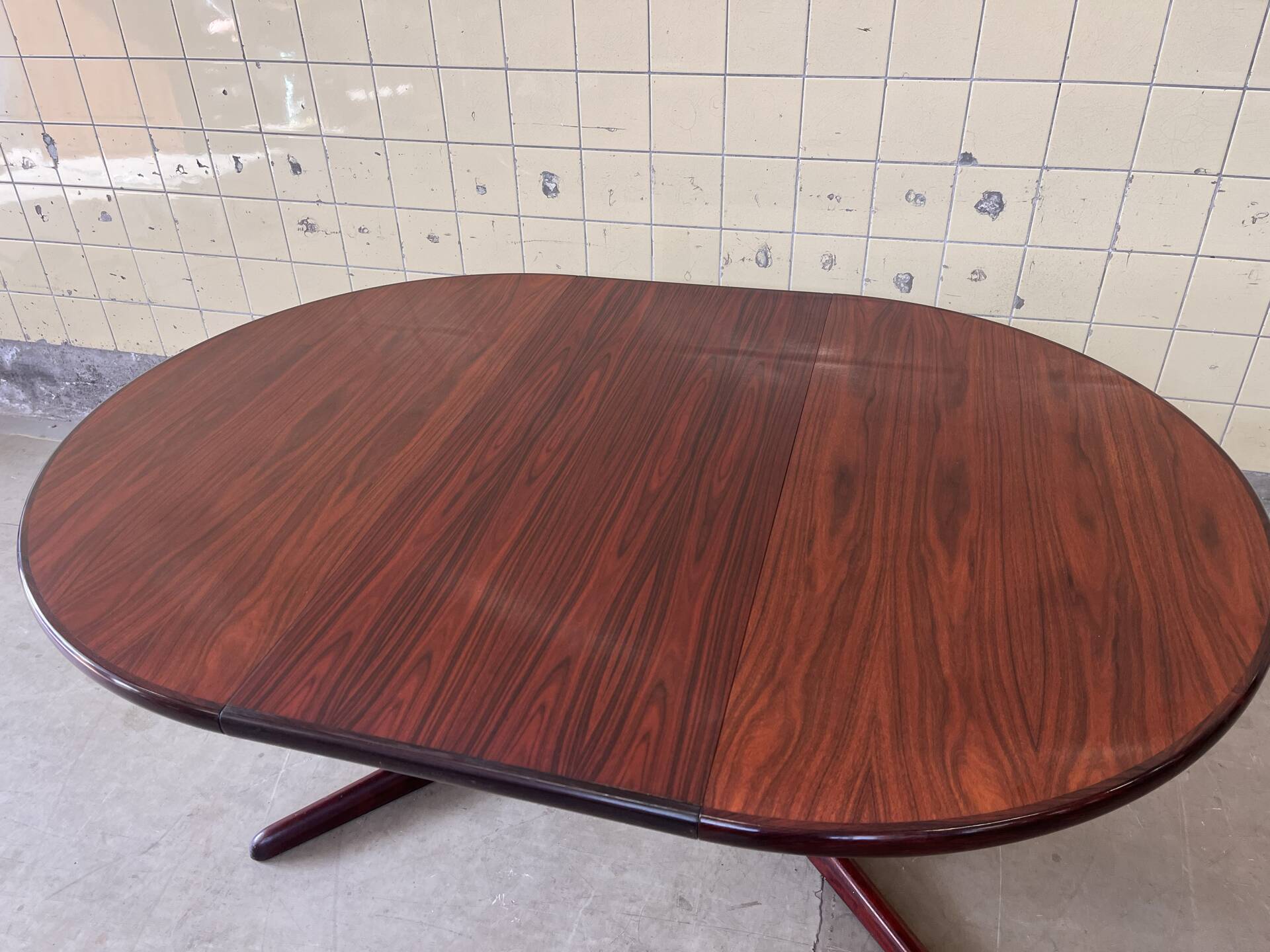 Vintage rosewood dining table by Skovby