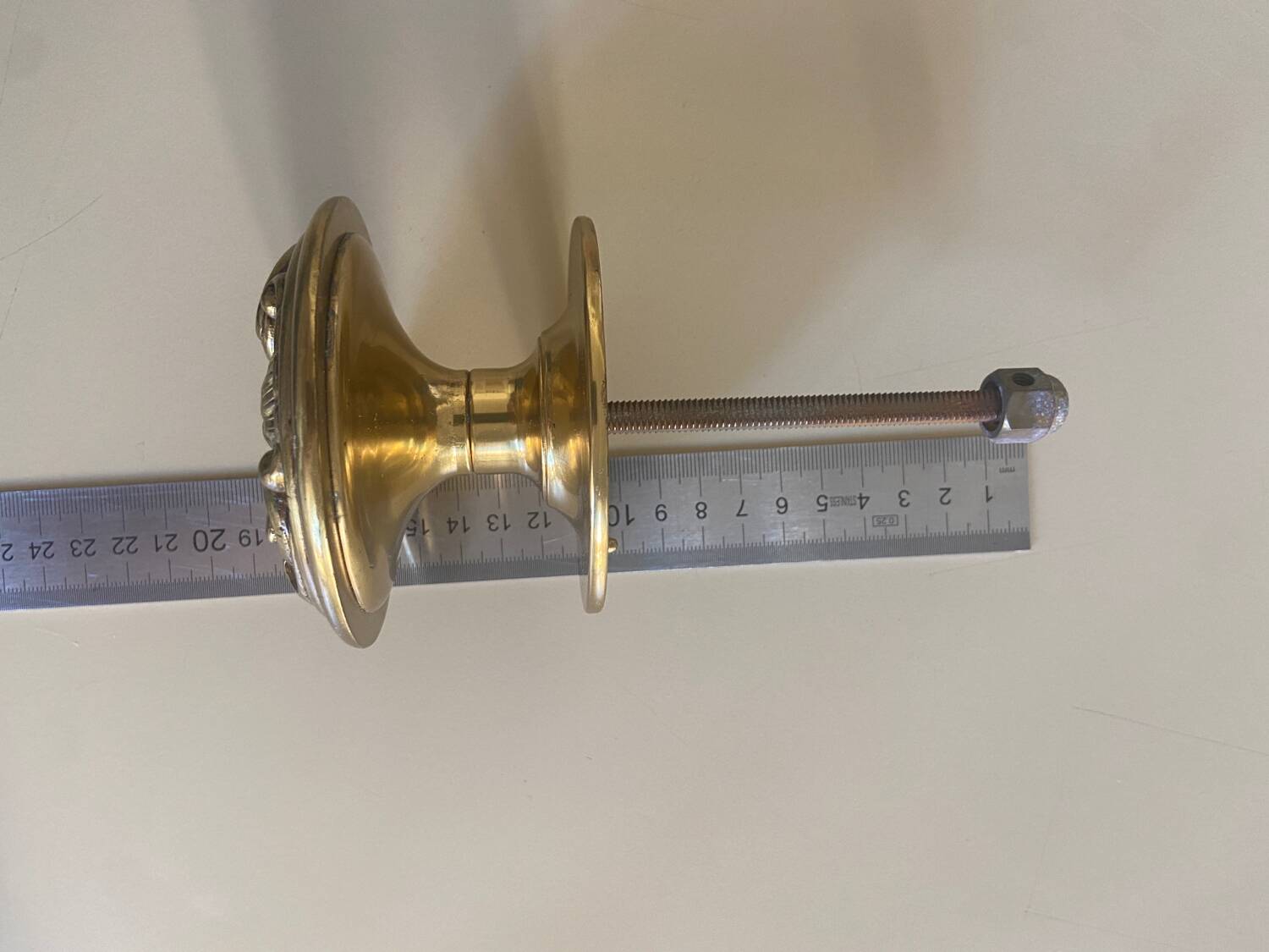 Entrance door pull handle in solid brass